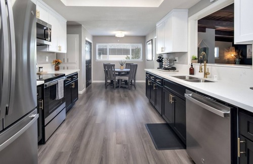 East Sacramento House | Remodeled East Sac Beauty with Garage + Hot-Tub