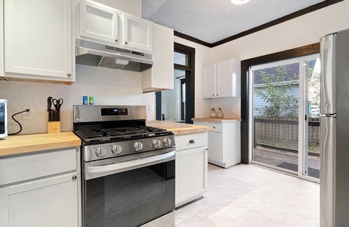 Des Moines House | Remodeled Gem-Blocks from Drake-Sleeps 7!