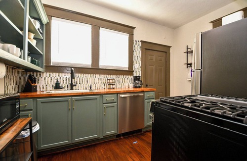 Greater Heights House | Remodeled historic 2/1 in the greater Heights. 27" Monitor/desk, and fenced.