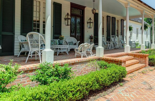 New Iberia House | Remodeled Historic Acadian 5 BR home steps from Downtown New Iberia