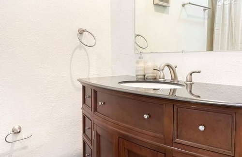 Milton House | Remodeled historical cottage w/firepit, super close to great beaches.