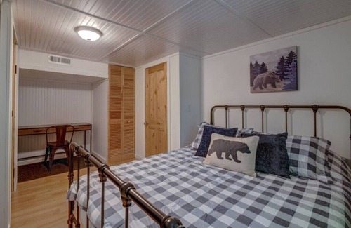 Chocorua Cabin | Remodeled Home|Minutes to White Lake|Dog-Friendly!