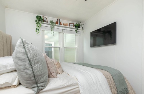 Parma House | Remodeled Home w/Rec Room, Arcade Games & Jacuzzi!