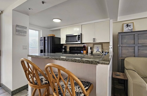Diamond Head - Kapahulu - St. Louis Apartment | Remodeled in 2022, Diamond Head 2 Bedroom Oceanfront condo