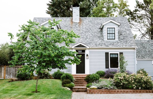 McMinnville House | Remodeled luxury home, 3 king bedroom suites, steps to Third Street