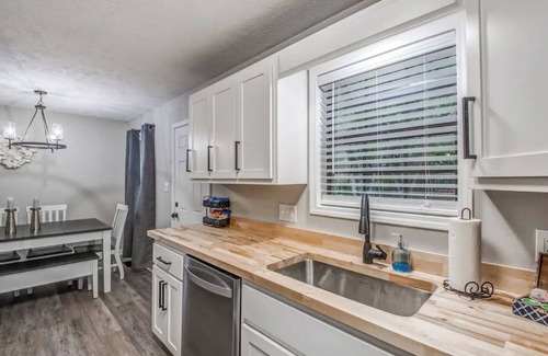 Jackson House | Remodeled N. Jackson Home w/Shuffleboard, sleeps 6