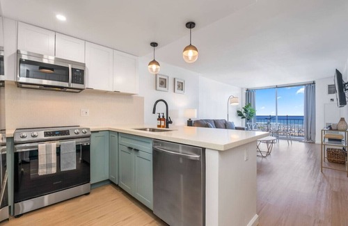 Waikiki Apartment | *Remodeled Oceanfront in Waikiki - Ilikai Marina