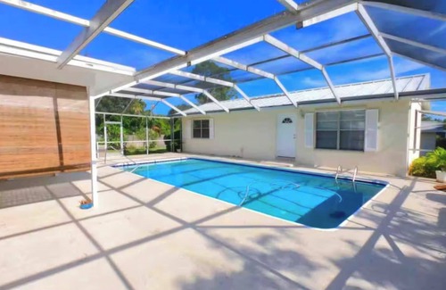 Hunt Club House | Remodeled Palm Haven Escape, Movie Room, Backyard