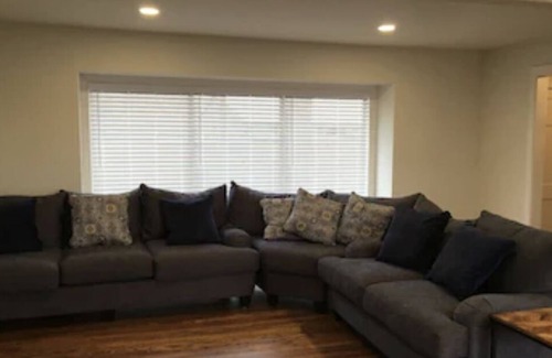 Gainesville House | Remodeled Ranch with beautiful wooded lot on Lake Lanier!