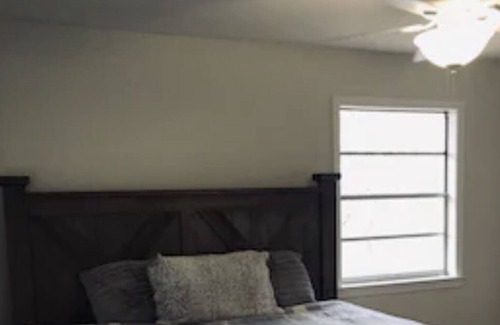 Gainesville House | Remodeled Ranch with beautiful wooded lot on Lake Lanier!