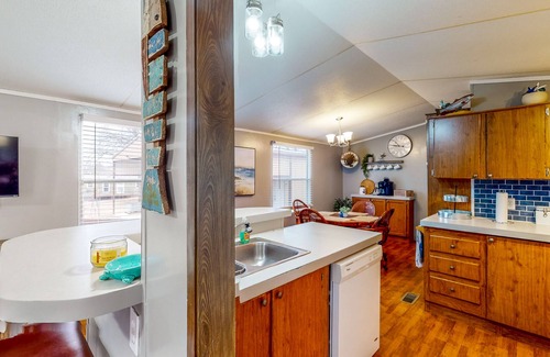 Kingston House | Remodeled retreat w/firepit, deck, & boat parking