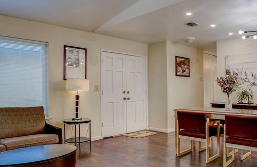 Southeastern Sacramento House | REMODELED Sacramento suburb 3bd/2ba house