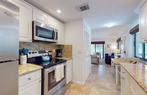 Juno Beach Apartment | Remodeled seaside escape with central AC & W/D - steps to beach and dining