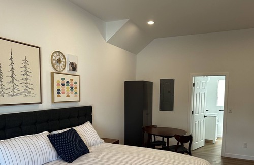 Lynden Apartment | Remodeled studio in the heart of downtown-Sleeps 2