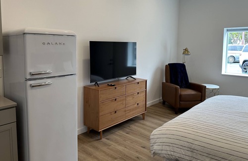 Lynden Apartment | Remodeled studio in the heart of downtown-Sleeps 2