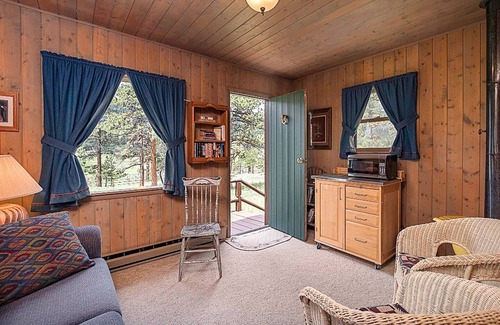 Estes Park Cabin | Remodeled vintage cabins! 31 day stay minimum. Longs Peak view! Sleeps 10.