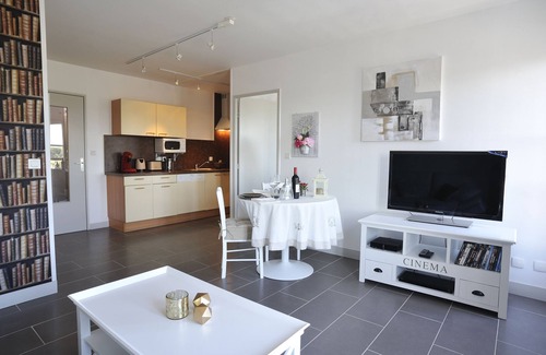Honfleur Apartment | Remodeled waterfront romantic apartment downtown Honfleur. Panoramic sights