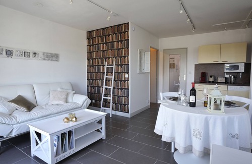 Honfleur Apartment | Remodeled waterfront romantic apartment downtown Honfleur. Panoramic sights