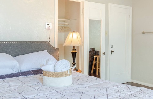 South Wrigley Apartment | Remodelled Apartment 5 Miles to Beach