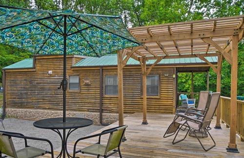Oak Grove Cabin | Remote Cabin Getaway - Steps to Table Rock Lake!