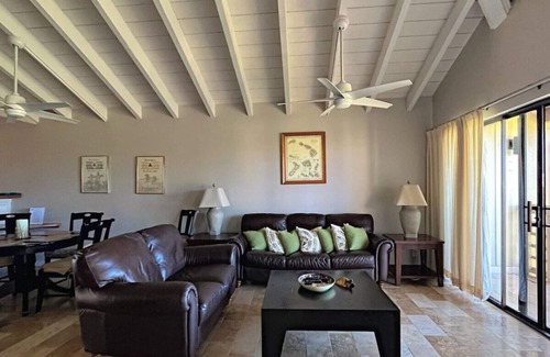 Maunaloa House | Remote Island Retreat: Ocean Views & Pool