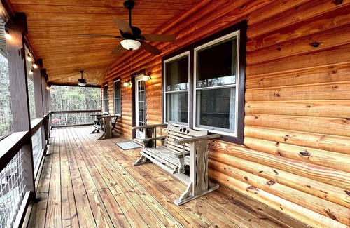 Bentonville Cabin | Remote Riverfront Cabin: Hot Tub * Fast Wi-Fi * Disc Golf * Pool Table * Games!