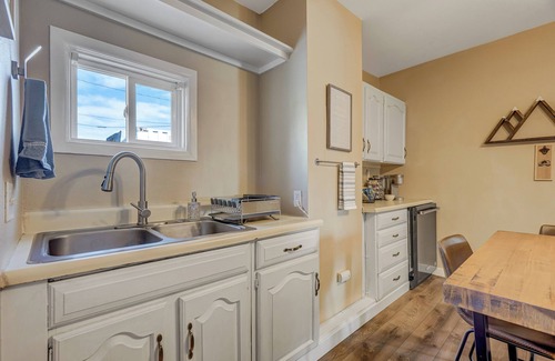 Downtown Colorado Springs Apartment | Remote Work Ready Prime Downtown Spot