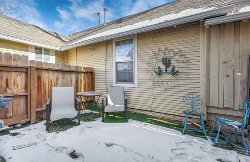 Downtown Colorado Springs Apartment | Remote Work Ready Prime Downtown Spot
