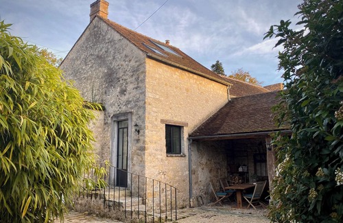 Montigny-sur-Loing Apartment | [REMOVE] Kampa - Cozy duplex studio in charming Montigny-sur-Loing with AC, WiFi