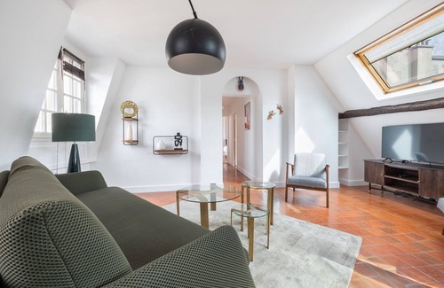 Marais Apartment | Renaissance, 2BR/1BA, 5 people