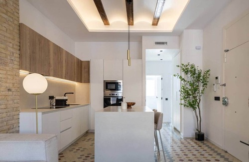 Trinitat Apartment | Renewed tradition: In front of the river and downtown.