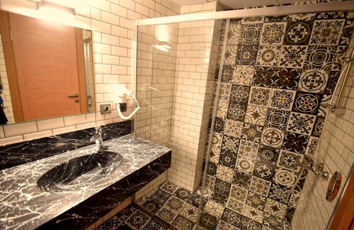 Karsiyaka Hotel | Renk Otel Karşıyaka