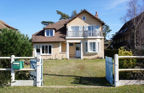 Merville-Franceville-Plage House | Renovated 1930 villa 600m from the sea