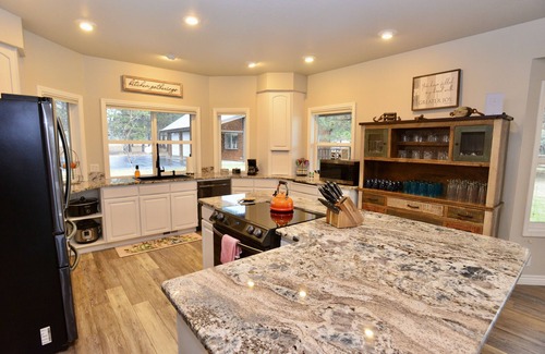 McCall House | Renovare' - Pet friendly - Trailer parking - Hot tub - Fireplace