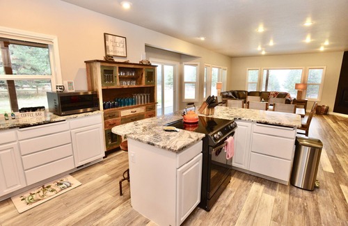 McCall House | Renovare' - Pet friendly - Trailer parking - Hot tub - Fireplace