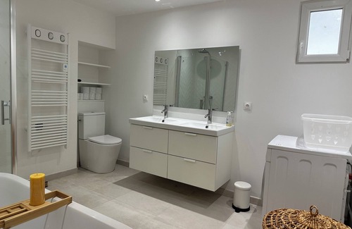Lacoste Apartment | Renovated 100m2 apartment with panoramic view, 20m2 terrace, sleeps 6