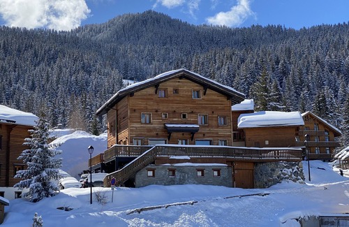 La Perriere Ski Chalet | Renovated 12-person chalet (6 bedrooms - 6 bathrooms) at La Tania Courchevel - domaine 3 vallées