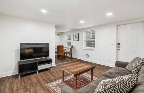 Faubourg Delassize House | Renovated 1BD Steps to St Charles Ave & Street Car