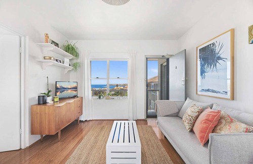 Clovelly Apartment | Renovated 1BR apartment with water views close to Clovelly Beach