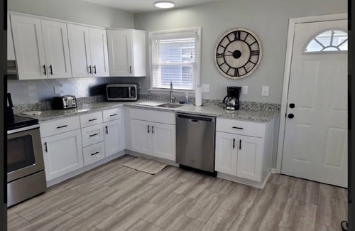 Northeast Virginia Beach House | Renovated 2 Bedroom, near VB Vibe district, walk to the beach!