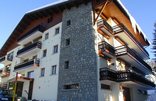 Le Planellet Apartment | Renovated 2-Bedroom Apartment in Megève Centre with Balcony, Fireplace, and Covered Parking