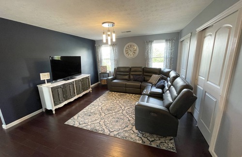Monroe Apartment | Renovated 2 Bedroom with King Bed, Pets Welcome, Washer & Dryer
