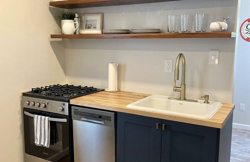 Villas House | Renovated, 2 blocks from bay beach, pool!