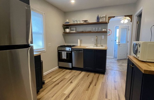 Villas House | Renovated, 2 blocks from bay beach, pool!