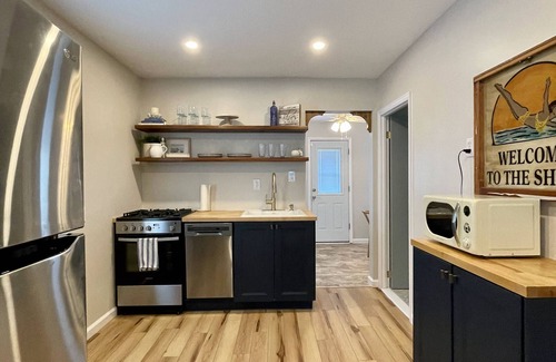 Villas House | Renovated, 2 blocks from bay beach, pool!