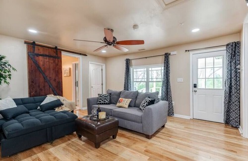 Waxhaw House | Renovated (2 for 1) Mellow Yellow near DT Waxhaw