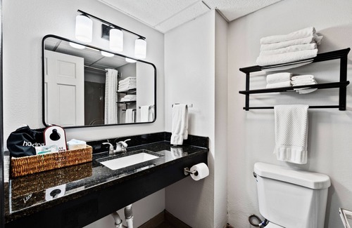 Townsend Hotel | Renovated 2 Queen Suite Pet Friendly