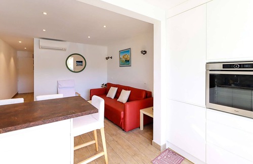 Port Grimaud Apartment | Renovated 2-room apartment in Port Grimaud - Terrace on canal - WIFI, A/C