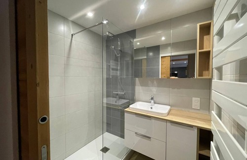 Val Claret Apartment | Renovated 2-room apartment at the foot of the slopes - Southwest exposure, balcony, pets OK