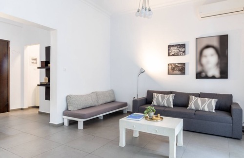 Neos Kosmos Ski Chalet | Renovated (2025) 4 Bdr House near Acropolis - New Beds, Terrace & Green Yard